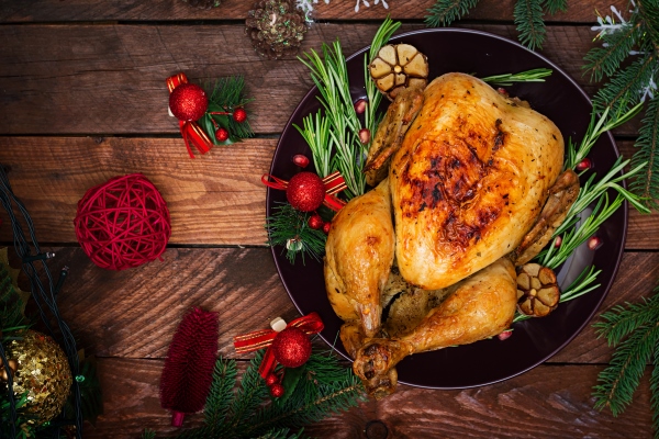 christmas table served with a turkey decorated with bright tinsel and candles - Рекомендации по расчёту банкетных блюд и напитков