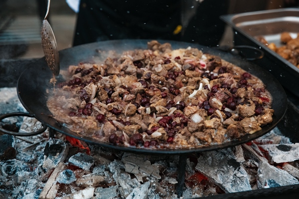 finely chopped roasted meat on a platter - Старинные секреты приготовления мясных бульонов