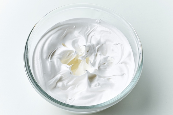 glass bowl of whipped egg whites cream on white kitchen table background - Старинные секреты приготовления мясных бульонов