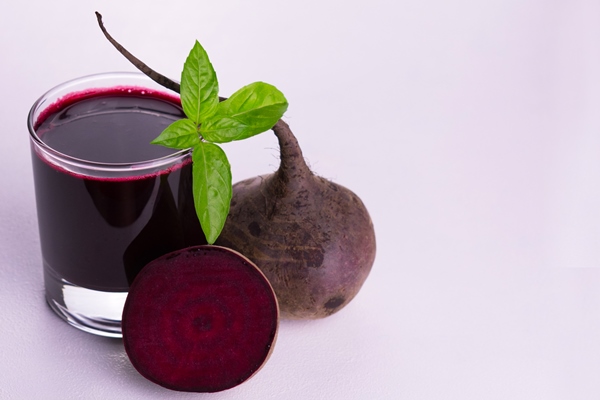 healthy beet juice with basil on a white background closeup - Борщ польский