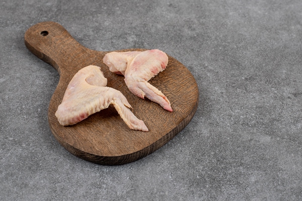 organic raw chicken wings on wooden board - Старинные секреты приготовления мясных бульонов