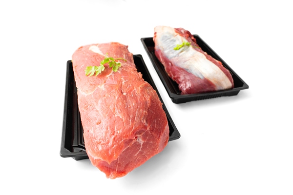 raw fresh beef thighs in gray dish isolated on white background - Старинные секреты приготовления мясных бульонов