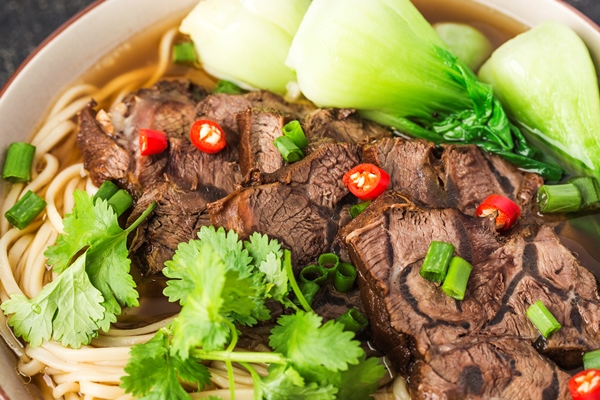 spicy red soup beef noodle in a bowl on wooden table - Старинные секреты приготовления мясных бульонов