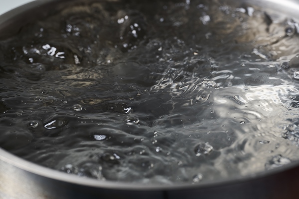 stainless steel pot with water boiling on the gas stove - Старинные секреты приготовления скоромных и постных супов