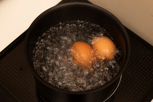 Cколько варить яйца всмятку после закипания