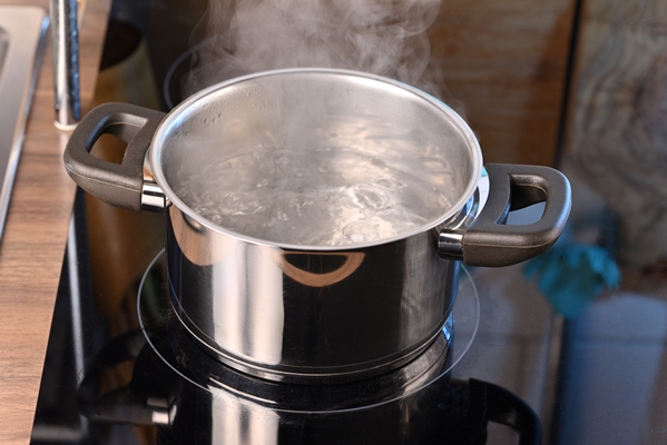 boiling water in a pan on a hot electric stove - Напиток от бессонницы "Банановый чай"