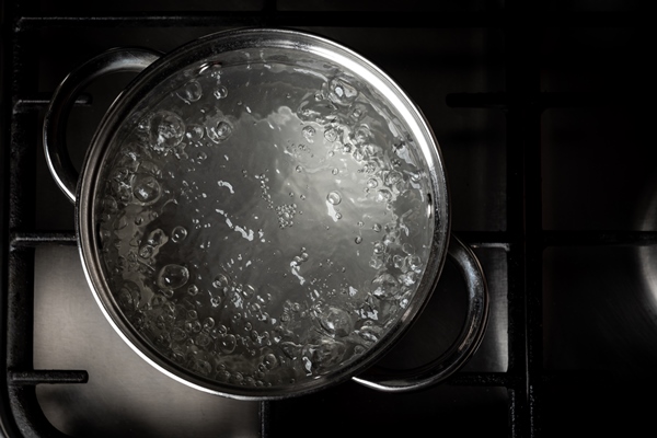 boiling water in pan on stove - Бородинский хлеб
