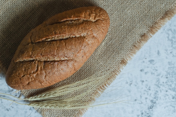 fragrant rye bread on stone background - Ржаной заварной кисло-сладкий хлеб