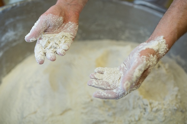 hand mixing flour - Ржаной кислый хлеб