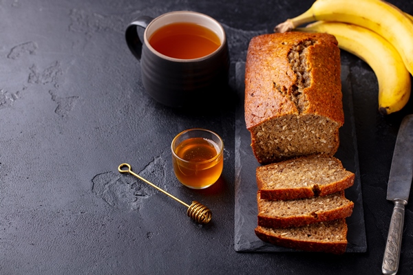 healthy vegan oat and banana loaf bread cake dark background copy space - Напиток от бессонницы "Банановый чай"