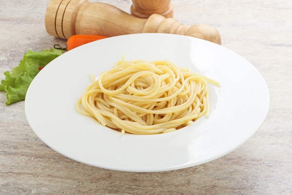 italian pasta boiled spaghetti with olive oil - Разварной картофель с жареным луком и макаронами