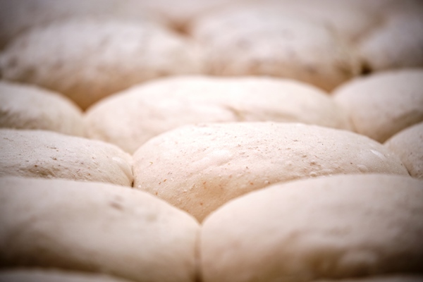 photo detail of leavened bread dough ready for baking - Ржаной заварной кисло-сладкий хлеб