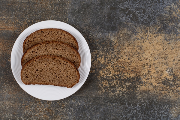 sliced rye bread on white plate - Бородинский хлеб