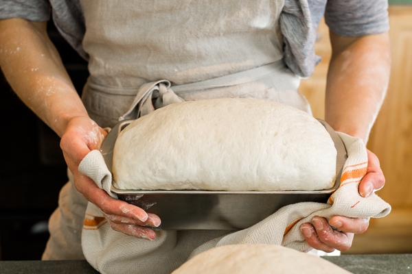 young baker preparing artisan sourdough bread - Ржаной кислый хлеб