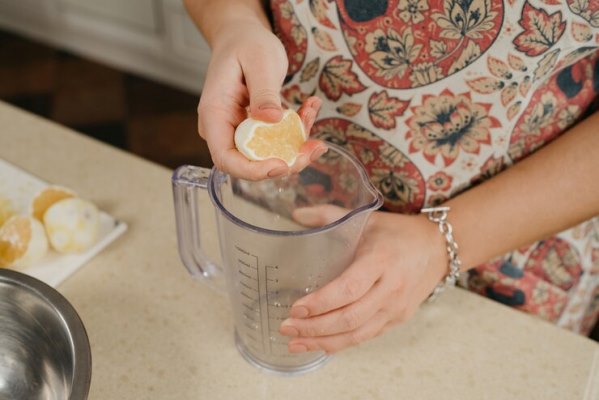 a photo from above of the hands of a woman crushing lemon juice by the hand into the blender cup in the kitchen 221404 1973 - Традиционные напитки сочельника: узвар, плодово-ягодный кисель