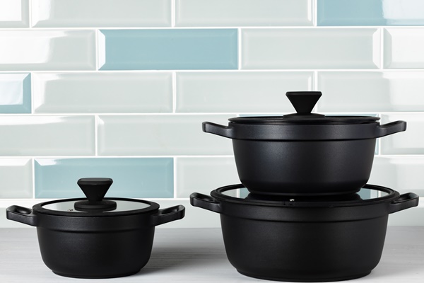 set of black cookware on kitchen counter - Супы: срок годности
