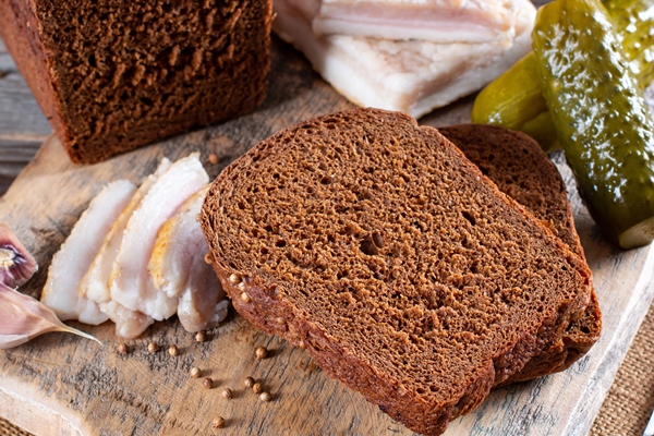 traditional russian rye borodino bread and lard on a wooden table - Бородинский хлеб: история и современность