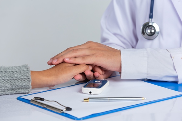 world diabetes day doctor holding patient hand s - Углеводная питательность рациона