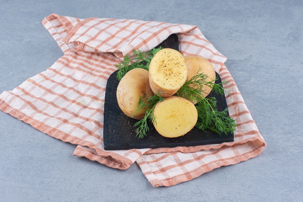 boiled new potatoes seasoned with dill and butter top view 1 - Цеппелины