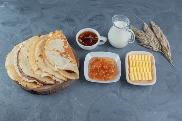 breakfast arrangement decorated with wheat stalks on marble table - Блинцы тонкие заварные на кефире и яйцах