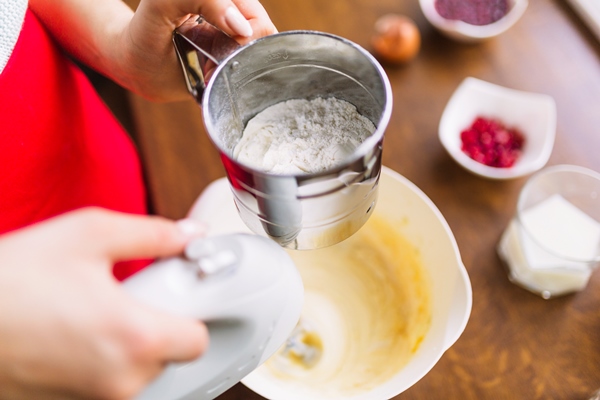 crop person bolting flour and mixing batter - Блинцы тонкие заварные на кефире и яйцах