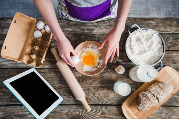 crop woman adding eggs to flour - Блинцы-скородумки