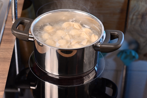 dumplings in a saucepan on the electric stove - Сибирские пельмени