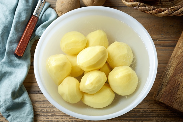 fresh raw peeled potatoes - Цеппелины