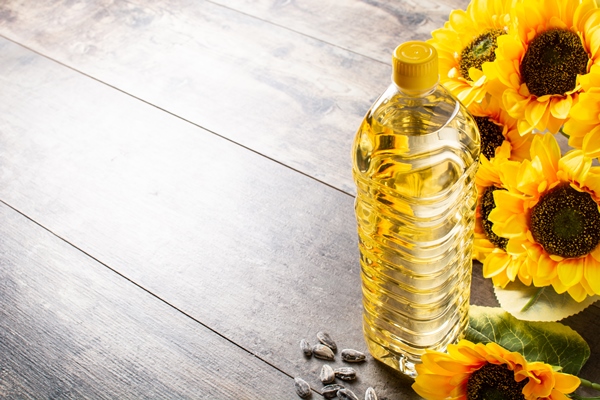 sunflower oil plastic bottle on wooden table - Блинцы яичные простые на воде