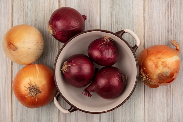 top view of fresh red onions on a bowl with yellow and red onions isolated on a grey wooden surface - Домашние пельмени из заварного теста