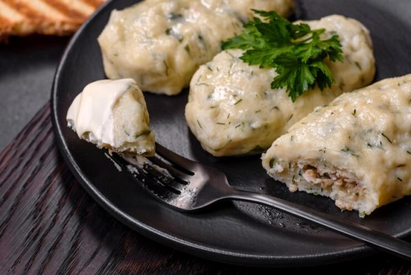 traditional lithuanian dish zeppelin boiled potato dumplings stuffed with minced meat 73989 29731 - Цеппелины
