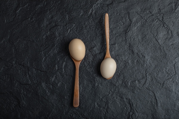 two fresh chicken eggs on wooden spoons - Блинцы по-королевски