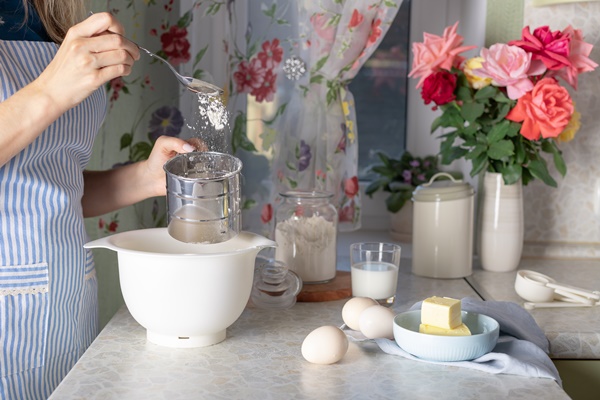 woman cooking on home kitchen - Блинцы яичные простые на воде