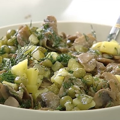 Постный картофельный салат с грибами и горошком