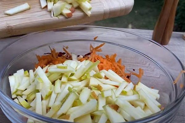 2023 03 27 021 - Салат из свёклы, моркови и яблока, постный стол