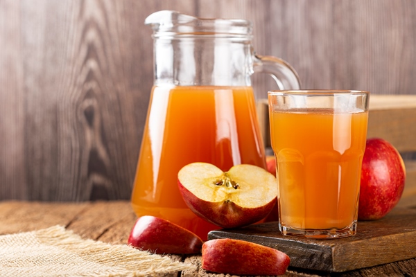 apple juice and red apples on the table - Яблочный компот с таволгой