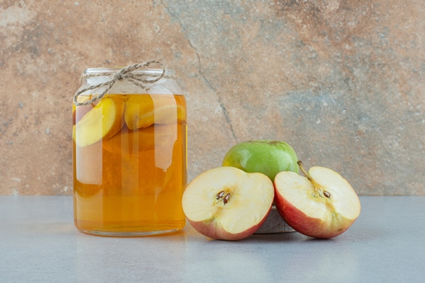 apple juice and fresh apples on blue background high quality photo - Монастырский яблочный уксус