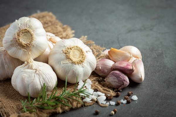 fresh raw garlic ready to cook - Салат из красной фасоли с кукурузой и помидорами