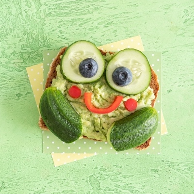 Бутерброд “Лягушонок” с авокадо и овощами