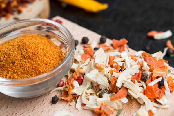 glass bowl full of spices and chillies - Сухой овощной бульон