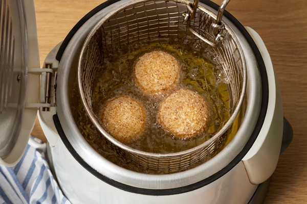 high angle food croquettes frying - Кёнигсбергские клопсы, постный стол