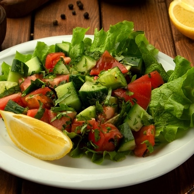 Салат из помидор и огурцов со сметаной и чесноком - пошаговый рецепт простой и вкусной закуски