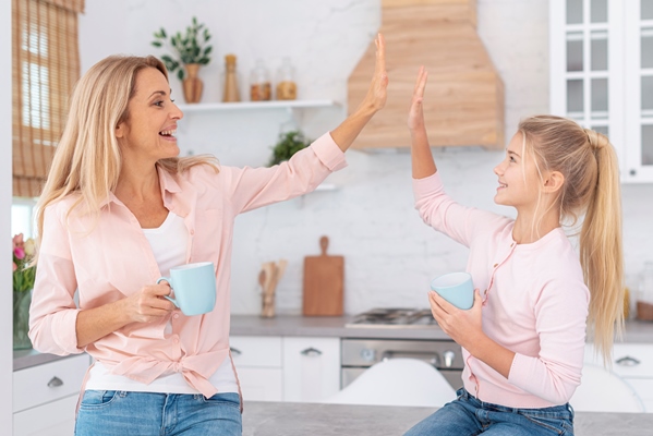 mother and daughter holding mugs and saluting - Организация правильного питания детей