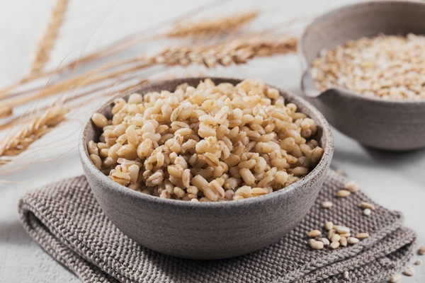 bowl of cooked peeled barley grains porridge 1 - Каша перловая рассыпчатая (школьное питание)