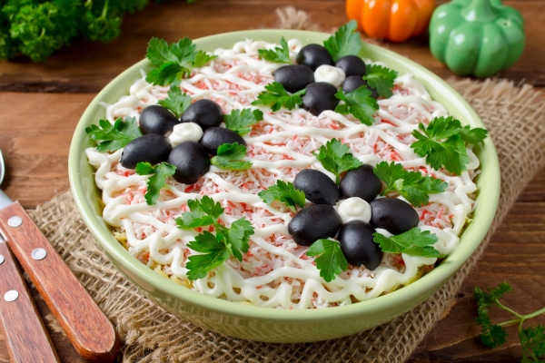 Салат с крабовыми палочками к НГ — видео рецепт | taimyr-expo.ru