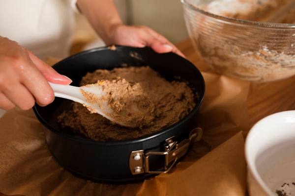 close up of hands mixing batter in pan - Святочный имбирный пирог