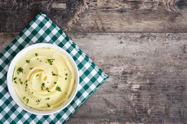 mashed potato in white bowl on wooden table - Пюре из сельдерея