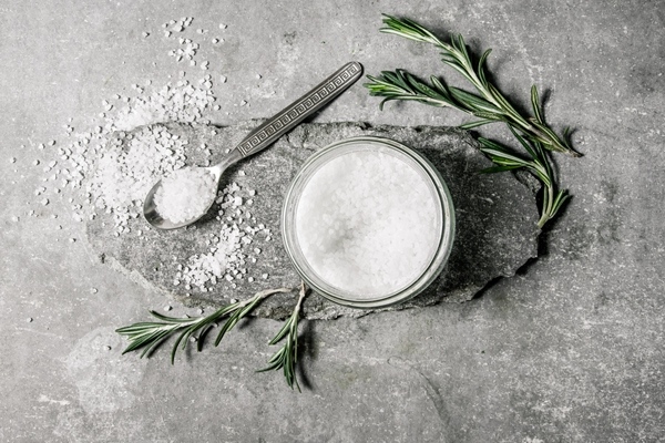 salt and rosemary on stone background 1 - Соус красный основной (школьное питание)