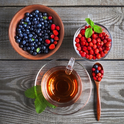 Чай с ягодами и ягодным сиропом на фруктозе (диетическое школьное питание)