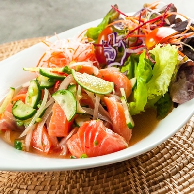 Салат со спаржей, копченым лососем и сухариками